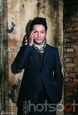 组图：冯绍峰拍封面大片 被称限量版偶像