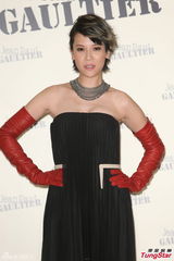 组图：杨乃文弃摇滚风露香肩 12月推出新专辑