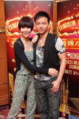 高清图：钟丽缇夫妇甜蜜共唱爱曲 大曝夫妻保鲜秘籍