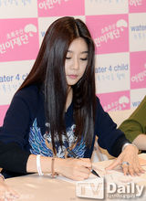 组图：韩团GirlsDay亮相签名会 休闲似邻家妹