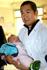 组图：张国立牛莉南京福利院做公益