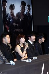 高清组图：韩片《26年》试映 任瑟雍架拐出席