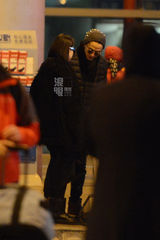 独家：戚薇和男友李承铉回京 黑超遮面气质冷艳