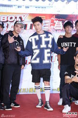 组图：敖犬尬舞宝刀未老 气喘自嘲人老变退步