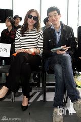 组图：郑素敏金泰宇等靓装出席首尔时装周