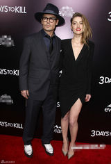 组图：约翰尼-德普搂性感女友亮相 贴面秀恩爱