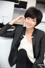 组图：桂纶镁拍写真黑衣黑裤出镜中性风显帅气