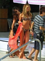 组图：超模坎蒂丝拍摄现场曝光 豹纹泳衣现野性