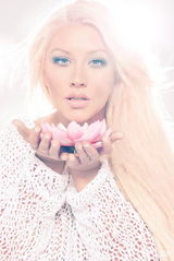 组图：克里斯蒂娜新专辑唯美宣传照曝光