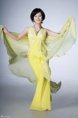 组图：杨雨婷展现百变魅力 “女村长”发布全新写真 