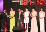 组图：童瑶清新出席慈善晚会获颁爱心使者