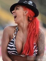 组图：硬女朱迪斑马纹比基尼 健硕巨乳呼之欲出