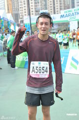 组图：陈冠希坚持跑完马拉松 一心慈善否认要洗底