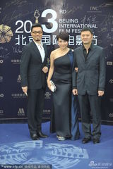 组图：《万箭穿心》剧组亮相 颜丙燕美裙抢镜