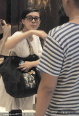 组图：孙俪逛商场遭偷拍 用包遮凸肚令记者删图