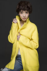 组图：李曼时尚写真大片展甜美笑颜