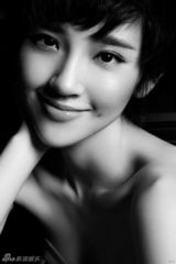 组图：唐艺昕黑白质感写真 眼波流转香肩诱人