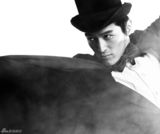 组图：胡歌写真变身灵魂歌者姿态优雅