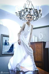 组图：张俪头戴翅膀化身天使 白衣素裹高贵典雅