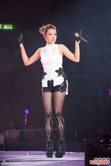 组图：A—Lin香港个唱劲歌热舞 抹胸裙秀身材