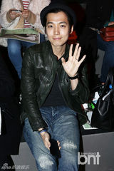 组图：韩星金宇彬郑京浩等献华丽T台秀