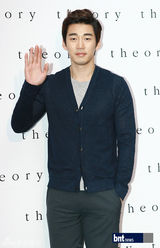 组图：少时秀英与金来沅等出席名品开业礼