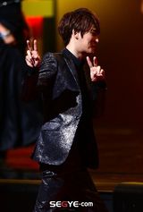 组图：金在中红毯脱衣吐舌逗粉丝 获奖感谢自己