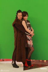 组图：郑伊健录制《华丽明星赛》 余诗曼造型娇俏