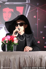 高清图：GD格格巫造型台北造势 笑称拄拐帅