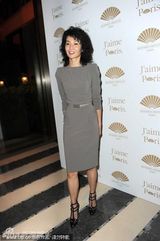 组图：张曼玉亮相巴黎 复古裙装时尚大气