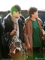 组图：李宇春携母亲赶春运 春妈潮鞋亲昵似姐妹