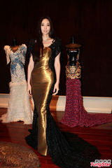 组图：吴佩慈金色黑纱长裙亮相 身段优美气质佳