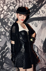 组图：吴莫愁亮相巴黎时装周首排看秀