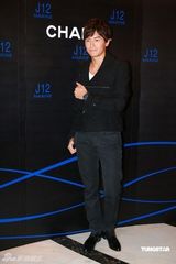 幻灯图：郑元畅为名表站台 力撑好友黑人相信对方