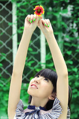 组图：周子琰清新夏日写真曝光 记录青春懵懂