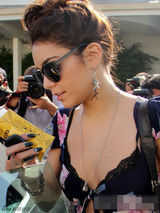 组图：凡妮莎-哈金斯花裙出镜秀性感