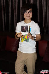 组图：周笔畅穿白T干练签售 受访腼腆露娇笑