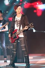 组图：黄义达时装盛典获奖 现场献唱《微光》