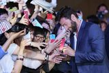 组图：休杰克曼《金钢狼》首映 对战场面首曝光
