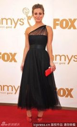 组图：63届艾美奖红毯 凯莉-库柯(卡蕾-措科)单肩礼服玩透视