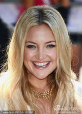 凯特-哈德森白色西服套装亮相威尼斯电影节