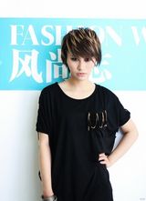 组图：尚雯婕携果味VC看秀 手绘隐形上衣获赞