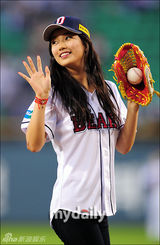 组图：Miss A成员秀智担任棒球比赛开球嘉宾