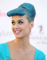 组图：凯蒂佩里蓝发爆乳似芭比 斗鸡眼表情鬼马