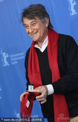 幻灯图集：《谜团》发布会 主创红围巾抢镜