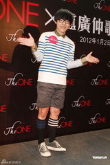 组图：卢广仲遇热情歌迷拥抱 表演太投入弄伤脚