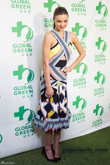 组图：米兰达可儿携夫秀恩爱 频放电双腿充血