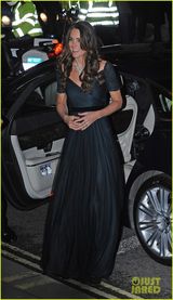 组图：凯特王妃新年首度亮相 纤细腰身迷人笑容