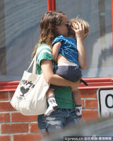 组图：娜塔莉波特曼为车加油 狂吻爱子母爱泛滥