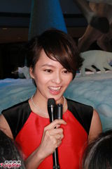 组图：梁咏琪红裙亮相优雅妩媚